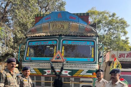 dd39e661 d72d 4f4a ad34 62023aeb43ceLohardaga police take major action 117 liters of English liquor seized from a truck