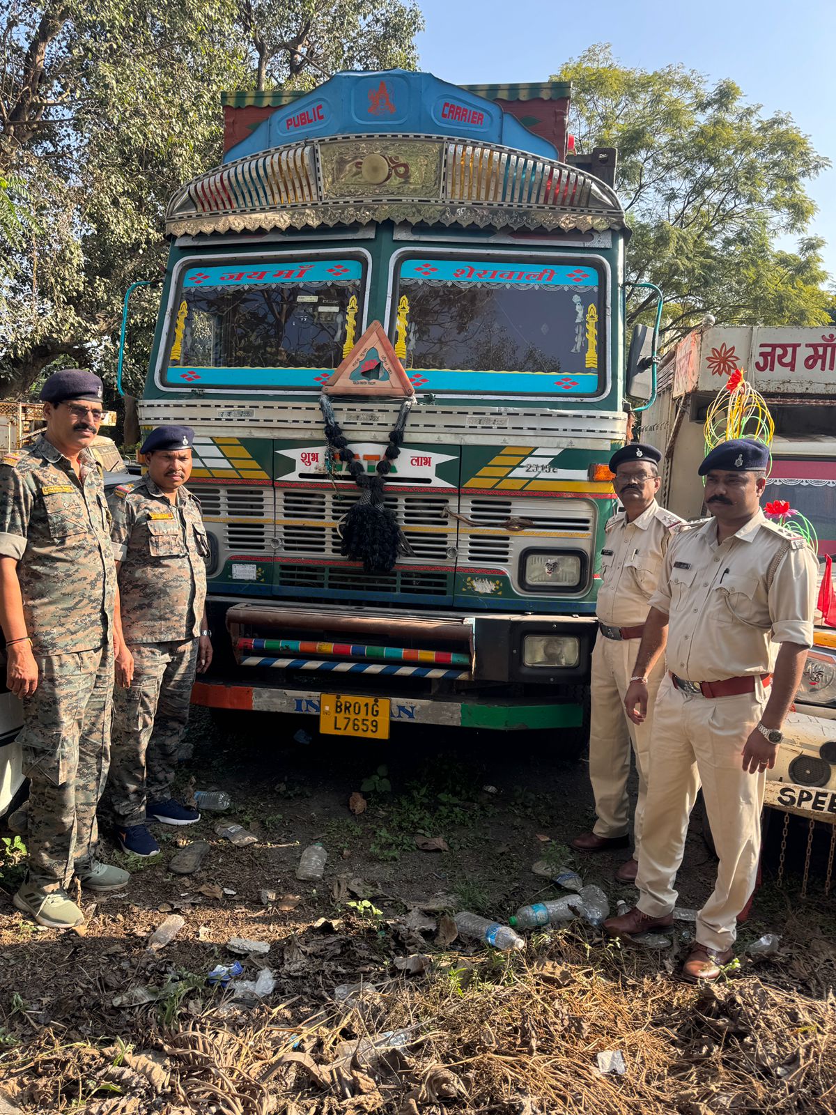 dd39e661 d72d 4f4a ad34 62023aeb43ceLohardaga police take major action 117 liters of English liquor seized from a truck