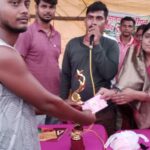 df6fdd73 bc23 45dc 91d7 51b2ac075766Mukhiya Bunty Anand Singh gave awards to the final winner and runner up of Anurag Anand Memorial Cricket Tournament