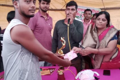 df6fdd73 bc23 45dc 91d7 51b2ac075766Mukhiya Bunty Anand Singh gave awards to the final winner and runner up of Anurag Anand Memorial Cricket Tournament