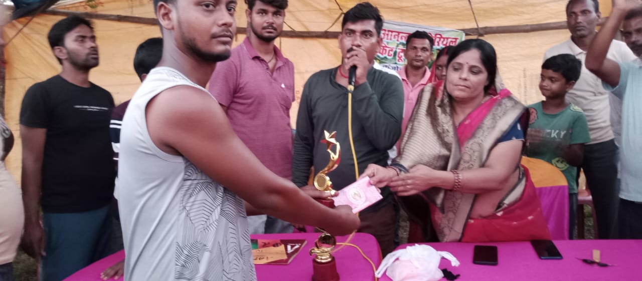 df6fdd73 bc23 45dc 91d7 51b2ac075766Mukhiya Bunty Anand Singh gave awards to the final winner and runner up of Anurag Anand Memorial Cricket Tournament