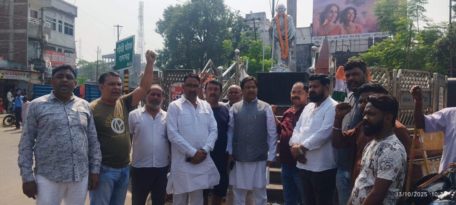 कांग्रेस पार्टी के द्वारा गांधी जी की मूर्ति घटित करने वाले पर कार्रवाई करने को लेकर उपायुक्त को ज्ञापन सौंपा। 1 e11f4390 938b 42df a021 4142d303b1e7Congress Party submitted a memorandum to the Deputy Commissioner demanding action against those who desecrated the statue of Gandhiji