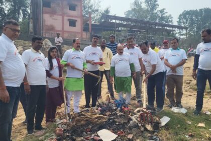 eeb9a1af 62d4 4f63 8855 4f1f832b1a70Jharkhand Seva Samiti launched a cleanliness drive at Chhath Ghats