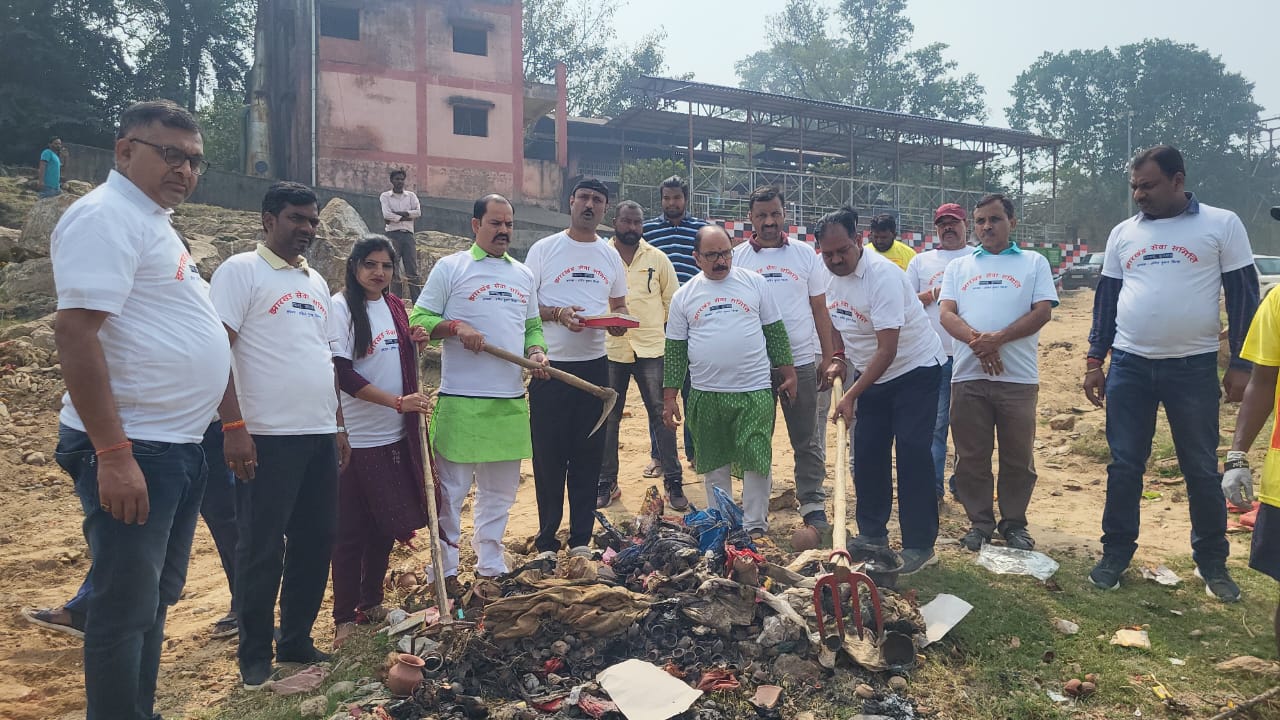 eeb9a1af 62d4 4f63 8855 4f1f832b1a70Jharkhand Seva Samiti launched a cleanliness drive at Chhath Ghats