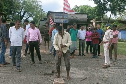 खुदीबेड़ा में सरना झंडा हटाकर सड़क निर्माण कार्य शुरू
