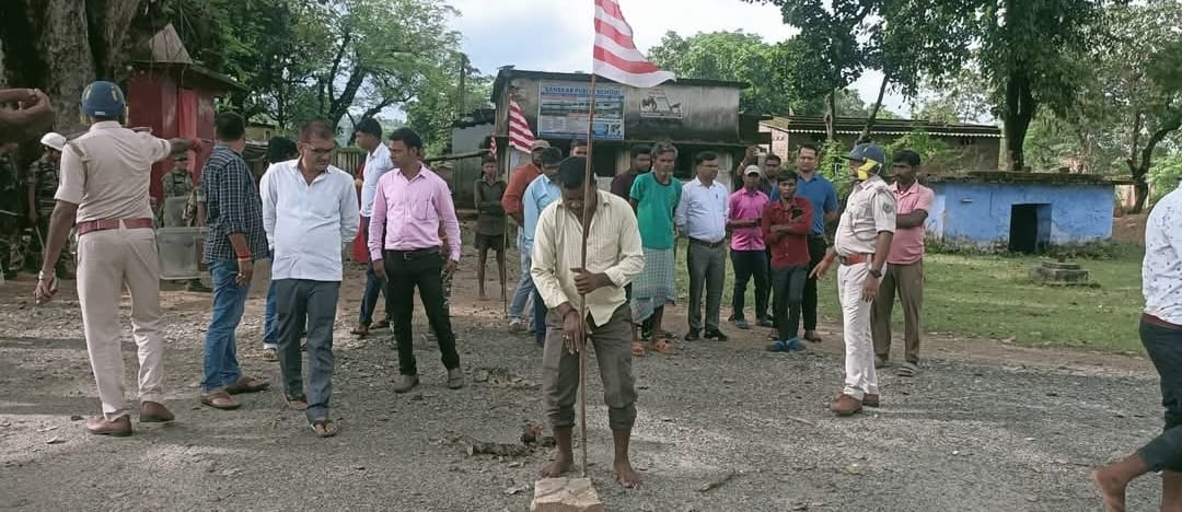 खुदीबेड़ा में सरना झंडा हटाकर सड़क निर्माण कार्य शुरू