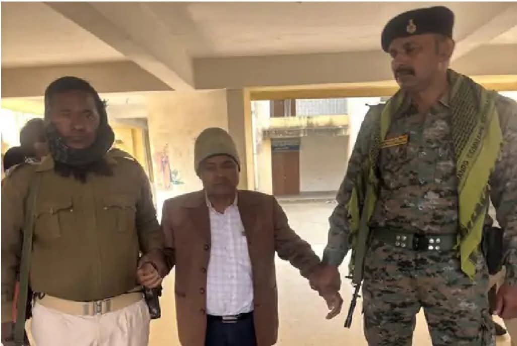 पलामू में 5,500 की रिश्वत लेते बड़ा बाबू रंगे हाथ गिरफ्तार, ACB की कार्रवाई से अंचल कार्यालय में हड़कंप 1 A senior officer was arrested red handed in Palamu while