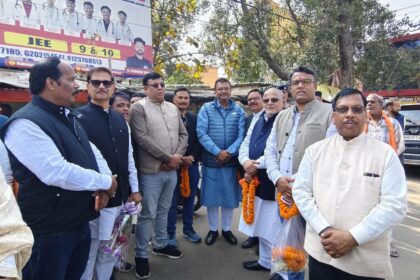 BJP State Executive President Aditya Sahu reached Hazaribagh MP Manish Jaiswal along with several MLAs and BJP leaders welcomed him warmly