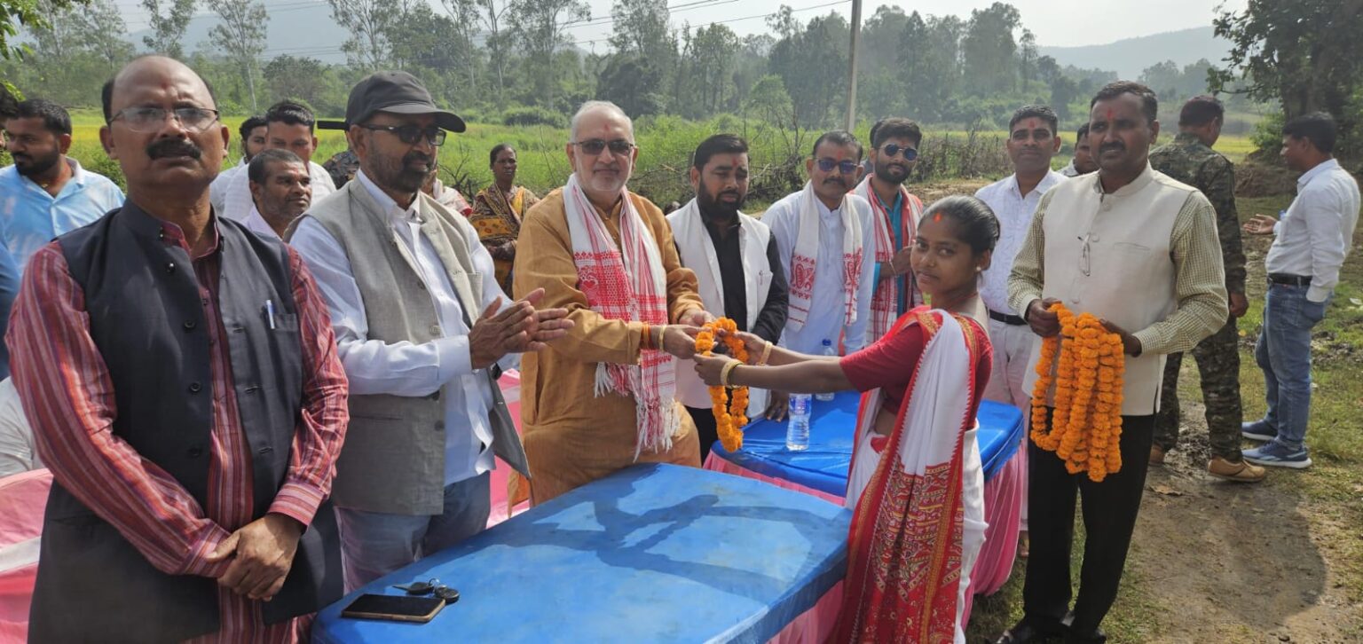 Barhi MLA Manoj Yadav laid the foundation stone for the construction of the Daurwa Kundwa main road