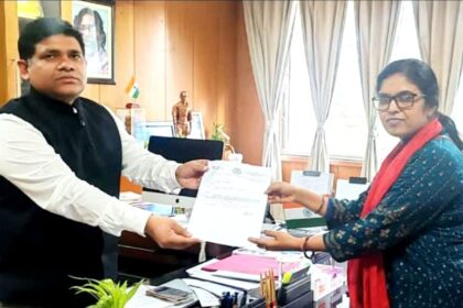 Barkatha Zilla Parishad member Kumkum Devi submitted a memorandum to the Deputy Commissioner regarding various demands