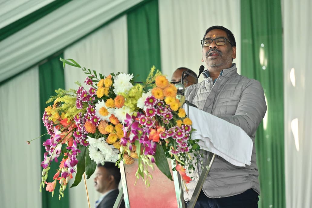 Chief Minister Hemant Soren paid a heartfelt tribute to martyr Sobaran Soren by garlanding his statue at Nemra on his 68th martyrdom day