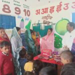Chief Rajendra Prasad and social worker Mamta Devi participated in the Mundhuthi program at the Anganwadi center of Dhanwar Panchayat
