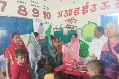 Chief Rajendra Prasad and social worker Mamta Devi participated in the Mundhuthi program at the Anganwadi center of Dhanwar Panchayat
