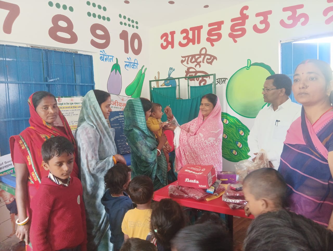 धनवार पंचायत के आंगनबाड़ी केंद्र में मुखिया राजेन्द्र प्रसाद व सामाजिक कार्यकर्ता ममता देवी ने की मुँहजुठी कार्यक्रम में शिरकत 1 Chief Rajendra Prasad and social worker Mamta Devi participated in the Mundhuthi program at the Anganwadi center of Dhanwar Panchayat