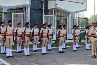 Commissioner Shri Pawan Kumar arrives in Bokaro DC Ajay Nath Jha gives him a warm welcome