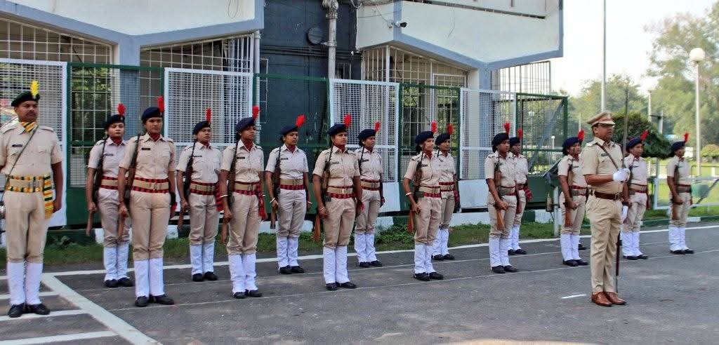 Commissioner Shri Pawan Kumar arrives in Bokaro DC Ajay Nath Jha gives him a warm welcome