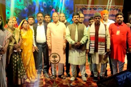 Crowd gathered at Bandasingha Sahu Tola for Bhojpuri artist Roshan Rohis program