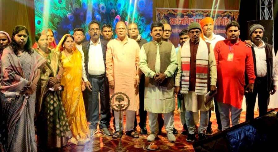 बंडासिंघा साहू टोला में भोजपुरी कलाकार रोशन रोही के कार्यक्रम में उमड़ी भीड़ 1 Crowd gathered at Bandasingha Sahu Tola for Bhojpuri artist Roshan Rohis program