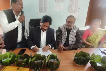 Distribution of certificates pension and medicines in the camp organized under Right to Service Week in Chandwara block