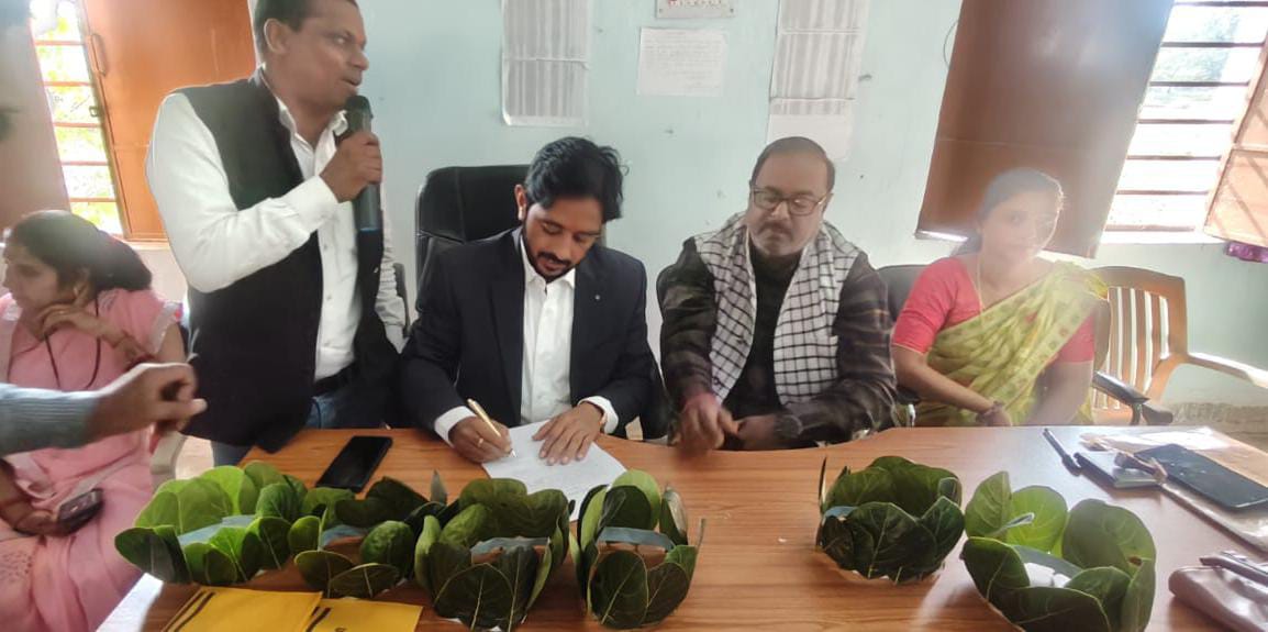 Distribution of certificates pension and medicines in the camp organized under Right to Service Week in Chandwara block