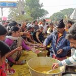 Former Sadar Assembly candidate Munna Singh distributed Khichdi on the occasion of Narsingh Asthan Fair and Kartik Purnima