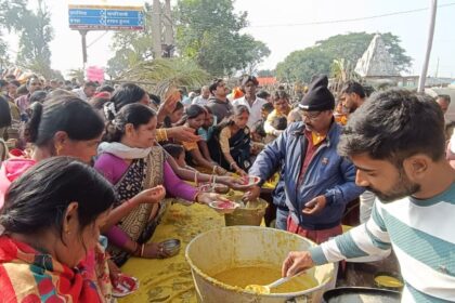 Former Sadar Assembly candidate Munna Singh distributed Khichdi on the occasion of Narsingh Asthan Fair and Kartik Purnima