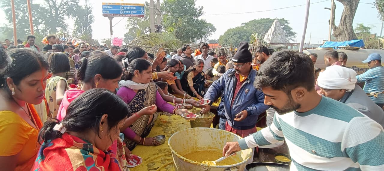 पूर्व सदर विधानसभा प्रत्याशी मुन्ना सिंह ने नरसिंह अस्थान मेला सह कार्तिक पूर्णिमा पर किया खिचड़ी वितरण 1 Former Sadar Assembly candidate Munna Singh distributed Khichdi on the occasion of Narsingh Asthan Fair and Kartik Purnima