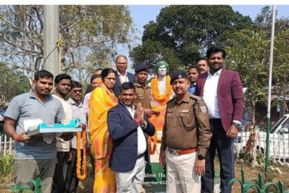 Garlands were offered to the statue of Lord Birsa Munda at Tenughat