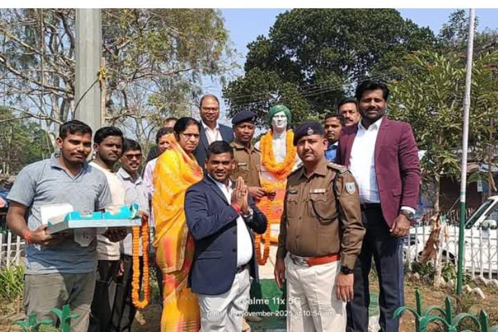 तेनुघाट में भगवान बिरसा मुंडा के प्रतिमा पर माल्यार्पण किया गया 1 Garlands were offered to the statue of Lord Birsa Munda at Tenughat