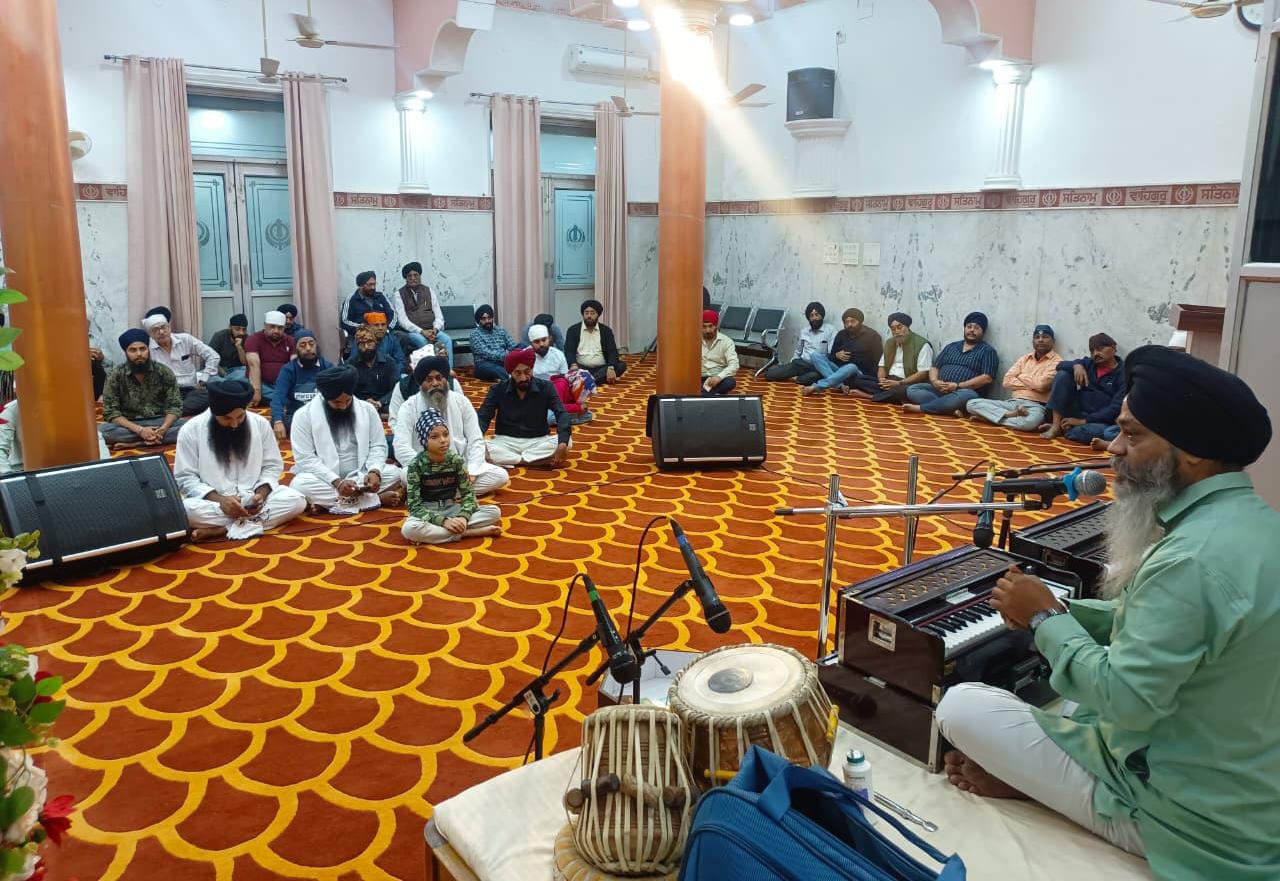 गुरु नानक देव जी के प्रकाश पर्व पर दुल्हन की तरह सजा गुरुद्वारा, भक्ति और उल्लास से गूंजा वातावरण 1 Gurudwara decorated like a bride on the occasion of Guru Nanak Dev Jis Prakash Parv atmosphere filled with devotion and joy