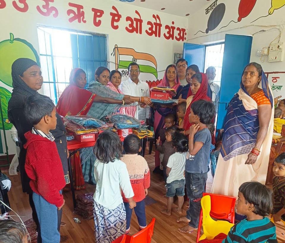 In Dhanwar Panchayat head Rajendra Prasad distributed sweaters in Anganwadi centres