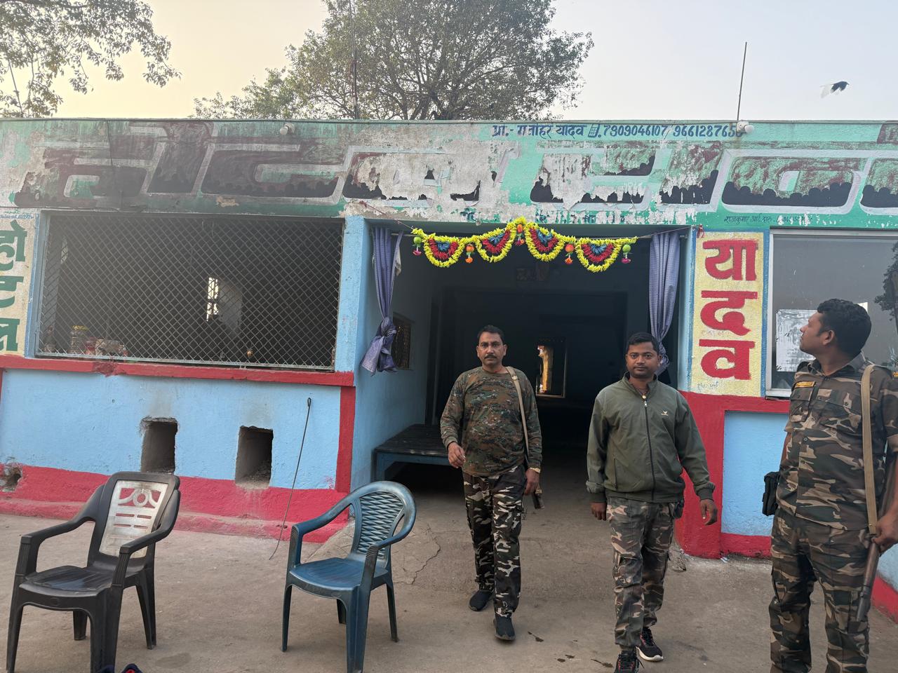 अवैध शराब विक्रेताओं के विरुद्ध सघन छापामारी अभियान 1 Intensive raids against illegal liquor vendors