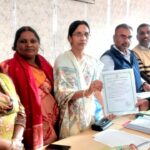Jharkhand Foundation Day was celebrated at the Barkatha block headquarters. Protesters received certificates