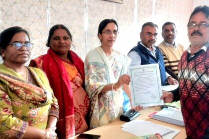 Jharkhand Foundation Day was celebrated at the Barkatha block headquarters. Protesters received certificates