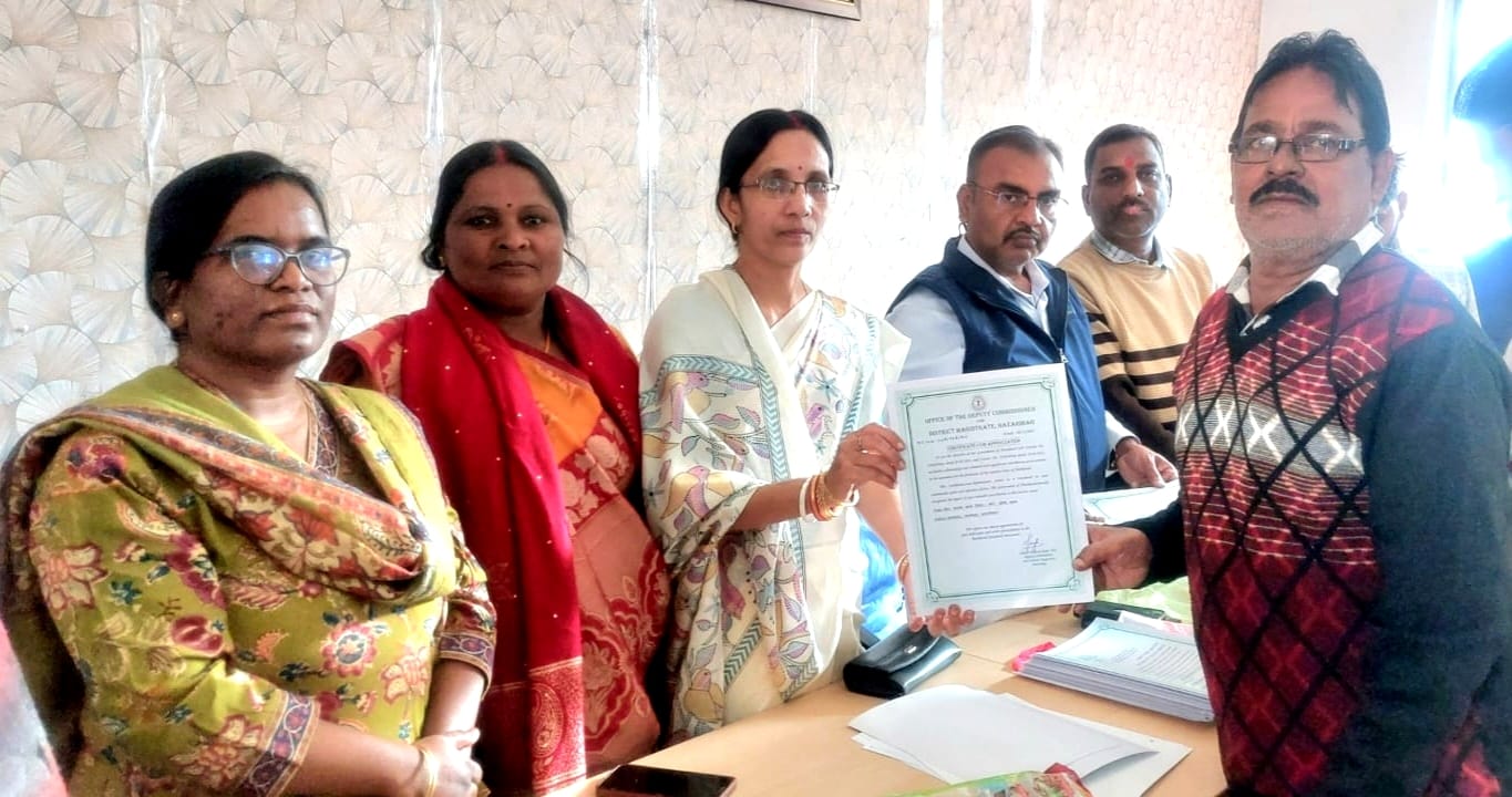 Jharkhand Foundation Day was celebrated at the Barkatha block headquarters. Protesters received certificates