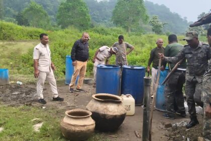 Joint raid against illegal Mahua liquor 6 kilns demolished 3800 kg Java Mahua and 230 litres of readymade liquor seized
