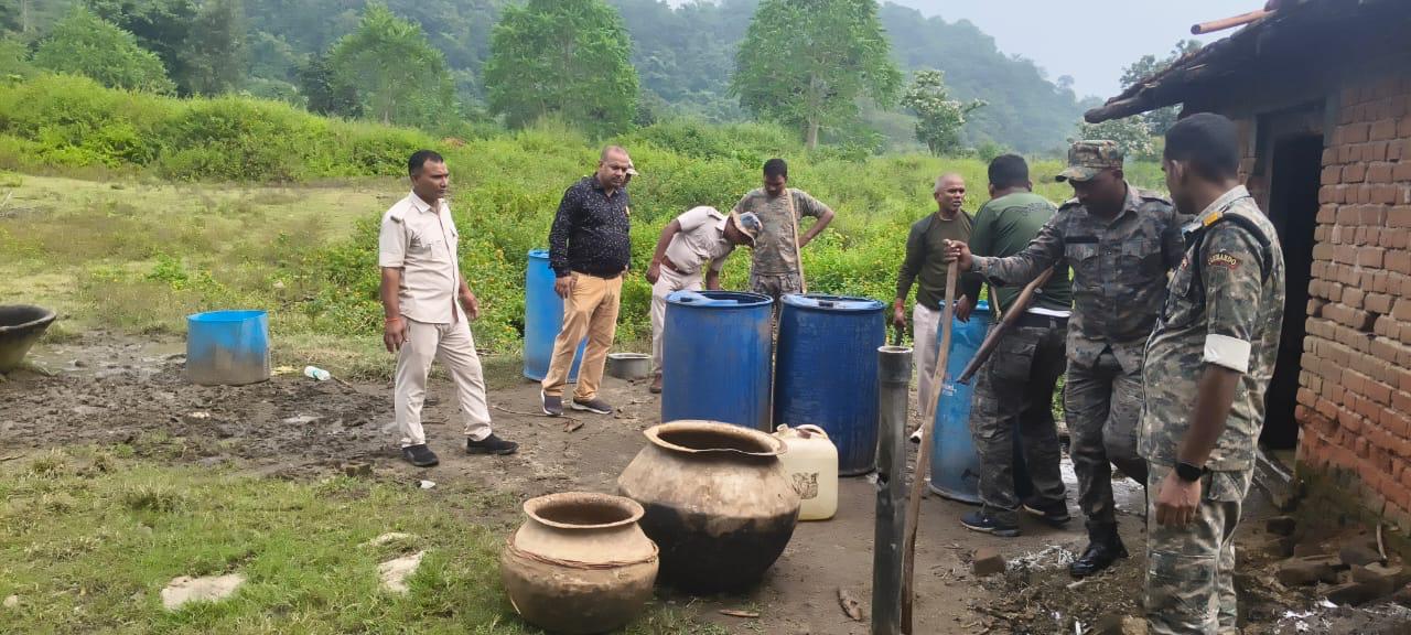 Joint raid against illegal Mahua liquor 6 kilns demolished 3800 kg Java Mahua and 230 litres of readymade liquor seized