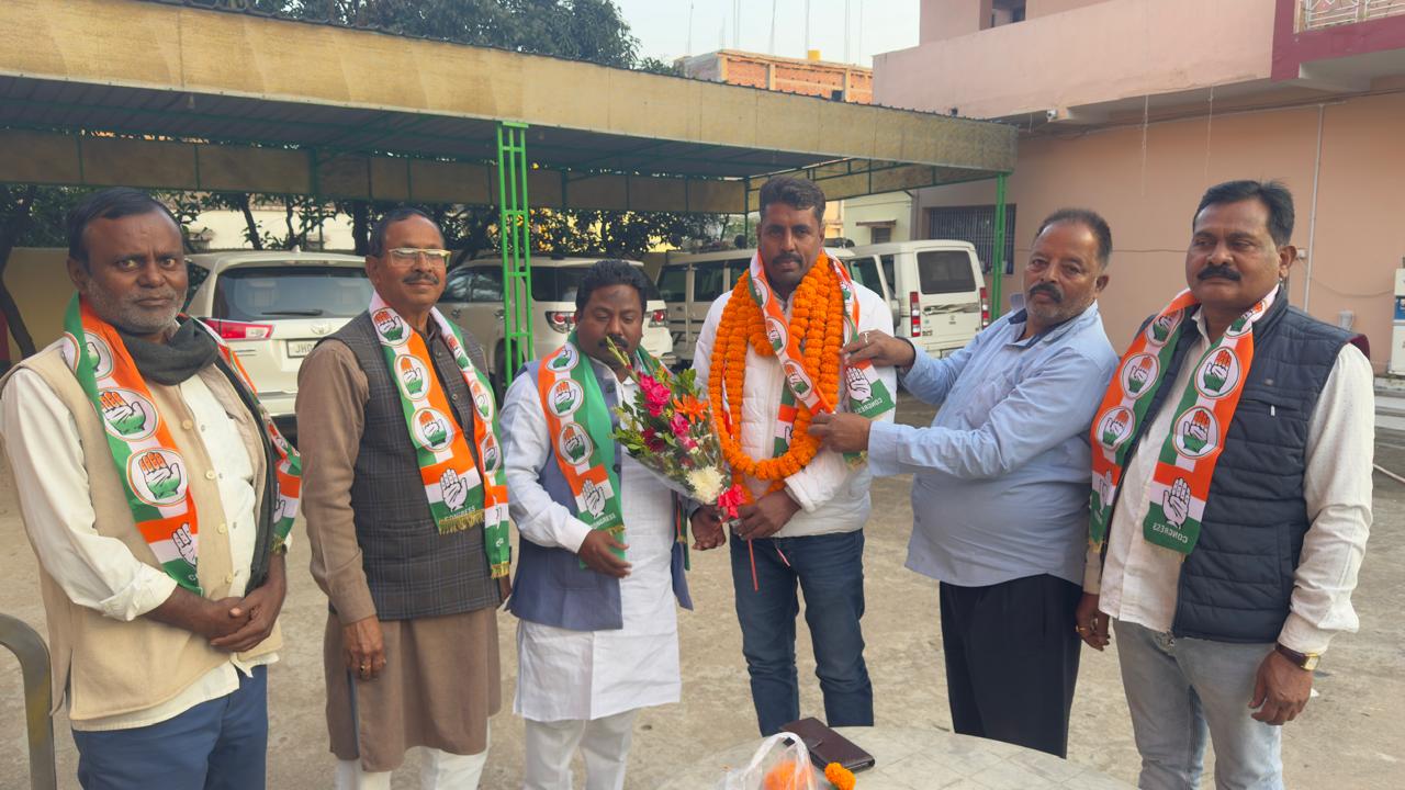 Kedar Yadav returns to Congress District President GP Patel welcomes him with a garland and a sash