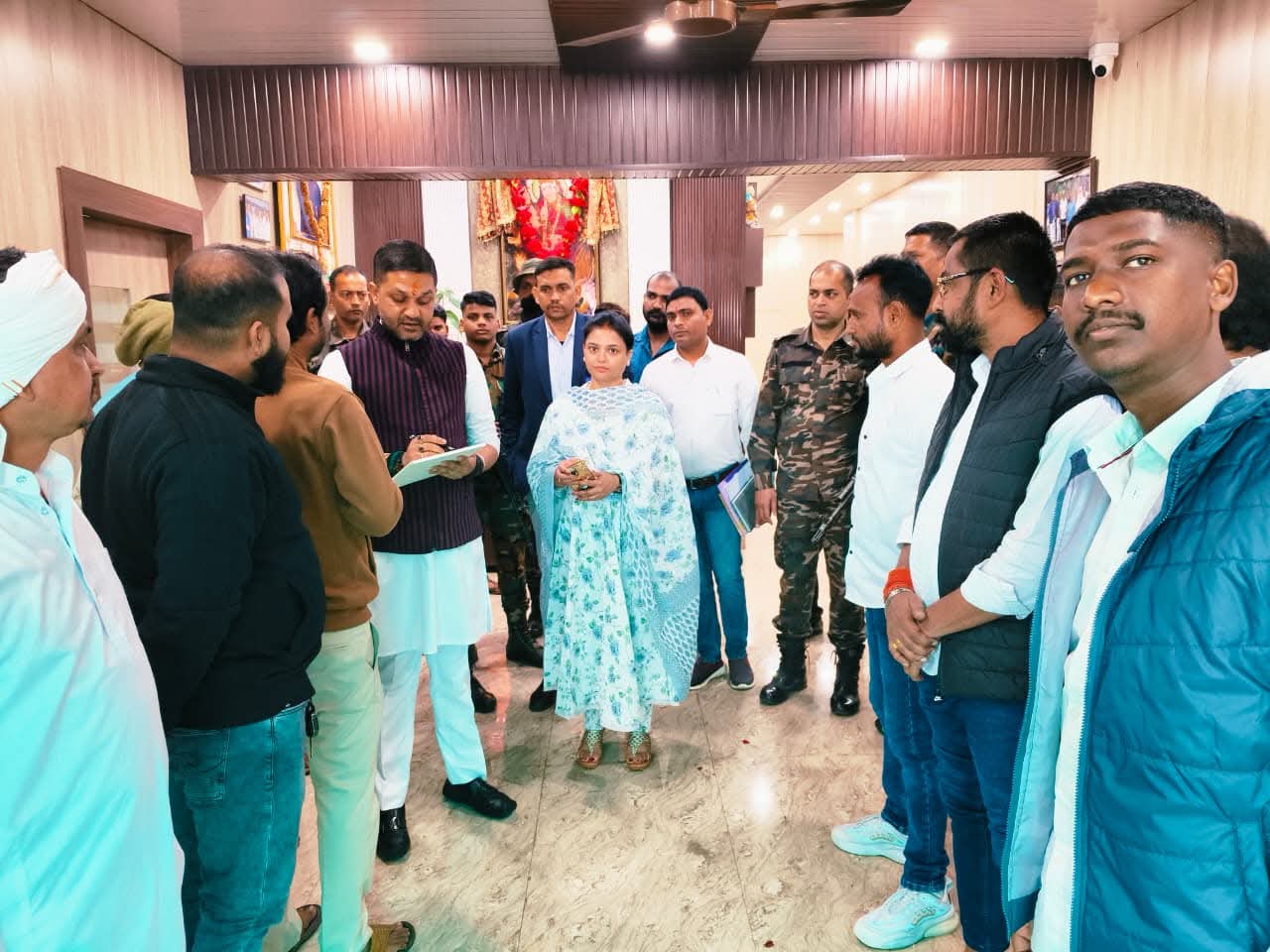 ढोरी स्टाफ क्वार्टर में क्षेत्रीय जनता से आत्मीय मुलाकात, में विधायक कुमार जय मंगल ने समस्याओं के समाधान का दिया आश्वासन 1 MLA Kumar Jai Mangal assured the people of the area that their problems would be resolved during a cordial meeting with them at the Dhori Staff Quarters