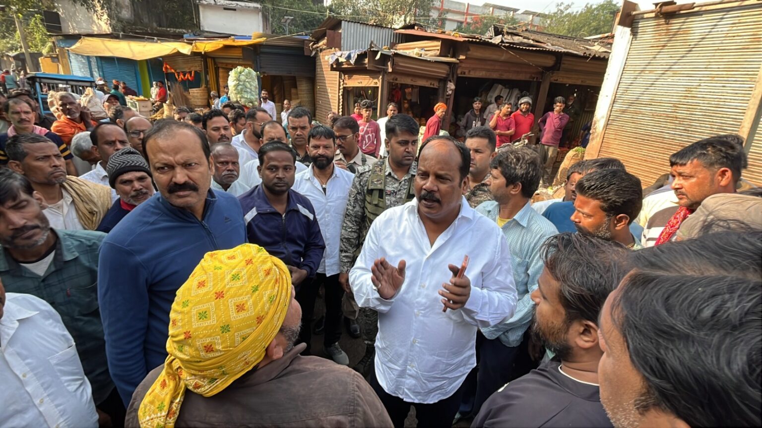 MLA Pradeep Prasad inspected the daily market and met the affected traders