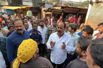 MLA Pradeep Prasad inspected the daily market and met the affected traders