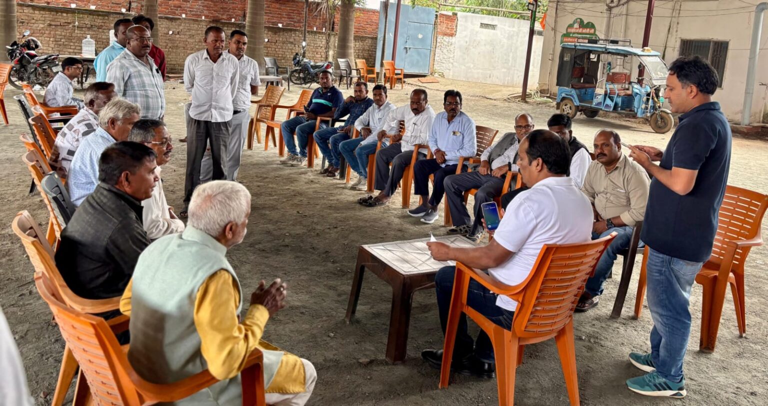 विधायक प्रदीप प्रसाद ने जनता से की मुलाकात, विकास और जनसमस्याओं पर हुआ चर्चा 1 MLA Pradeep Prasad met the public discussed development and public problems