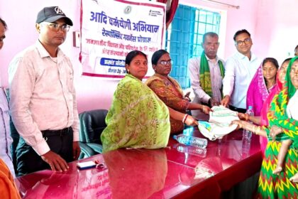 Mustard seeds were distributed among 200 farmers by the BDO and the head of the village in Chechakappi Panchayat