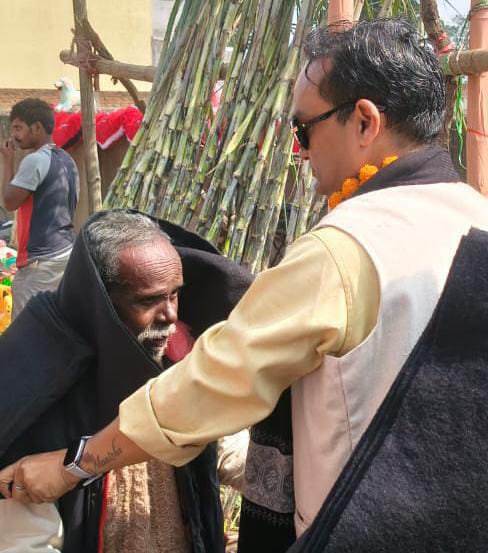 On the auspicious occasion of Kartik Purnima S L Gupta Trust has been distributing blankets to the needy at Narsingh Sthan for the last 25 years