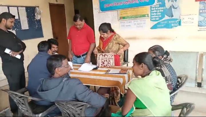 उपायुक्त के निर्देश पर बेरमो प्रखंड कार्यालय में जनता दरबार का किया आयोजन 1 On the instructions of the Deputy Commissioner Janta Darbar was organized in Bermo Block Office