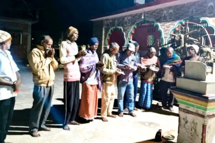 On the occasion of flag hoisting in Ayodhya devotees visited Barkanngaon village and performed grand Mangala Aarti