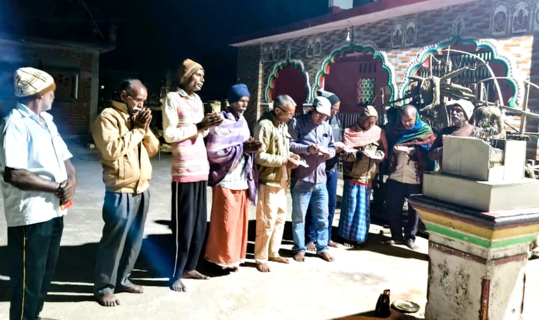 On the occasion of flag hoisting in Ayodhya devotees visited Barkanngaon village and performed grand Mangala Aarti