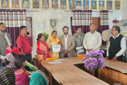 On the second day of the silver jubilee celebrations of Jharkhand Foundation Day a festive atmosphere prevailed in Barhi block with 298 beneficiaries taking possession of their new houses