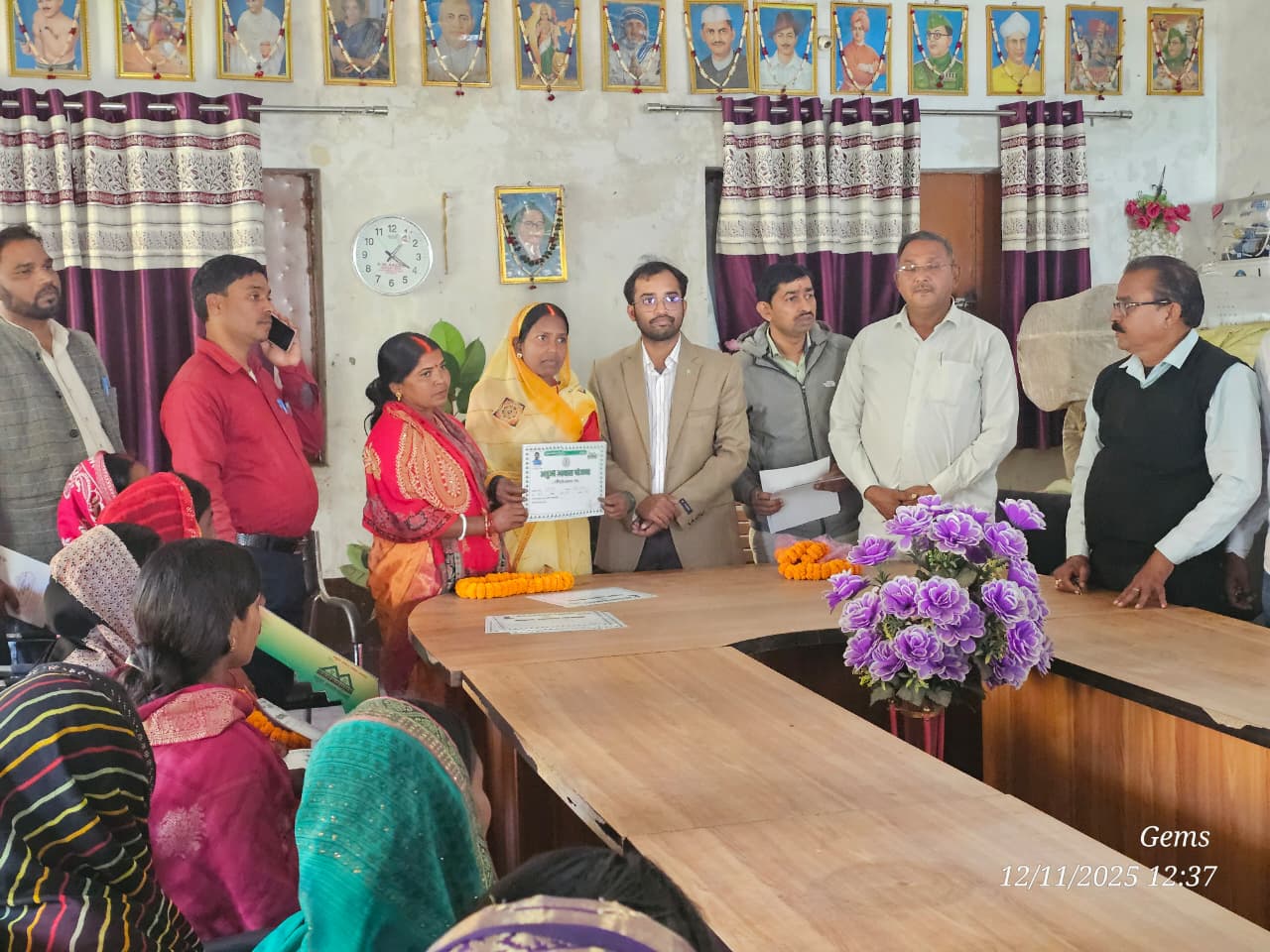 झारखंड स्थापना दिवस के रजत जयंती समारोह के दूसरे दिन बरही प्रखंड में उमड़ा उत्सव का माहौल, 298 लाभुकों ने किया नए आवासों में गृहप्रवेश 1 On the second day of the silver jubilee celebrations of Jharkhand Foundation Day a festive atmosphere prevailed in Barhi block with 298 beneficiaries taking possession of their new houses