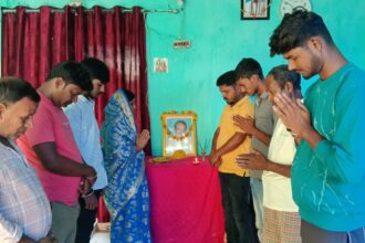 People paid tribute by garlanding the photo of late Anurag Anand Singh alias Pyare Singh